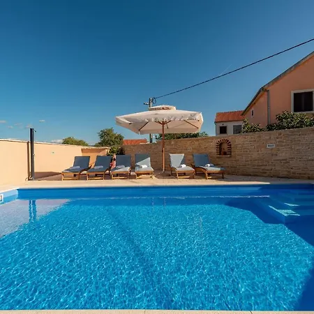 Kamen Zadarvillas Βίλα *